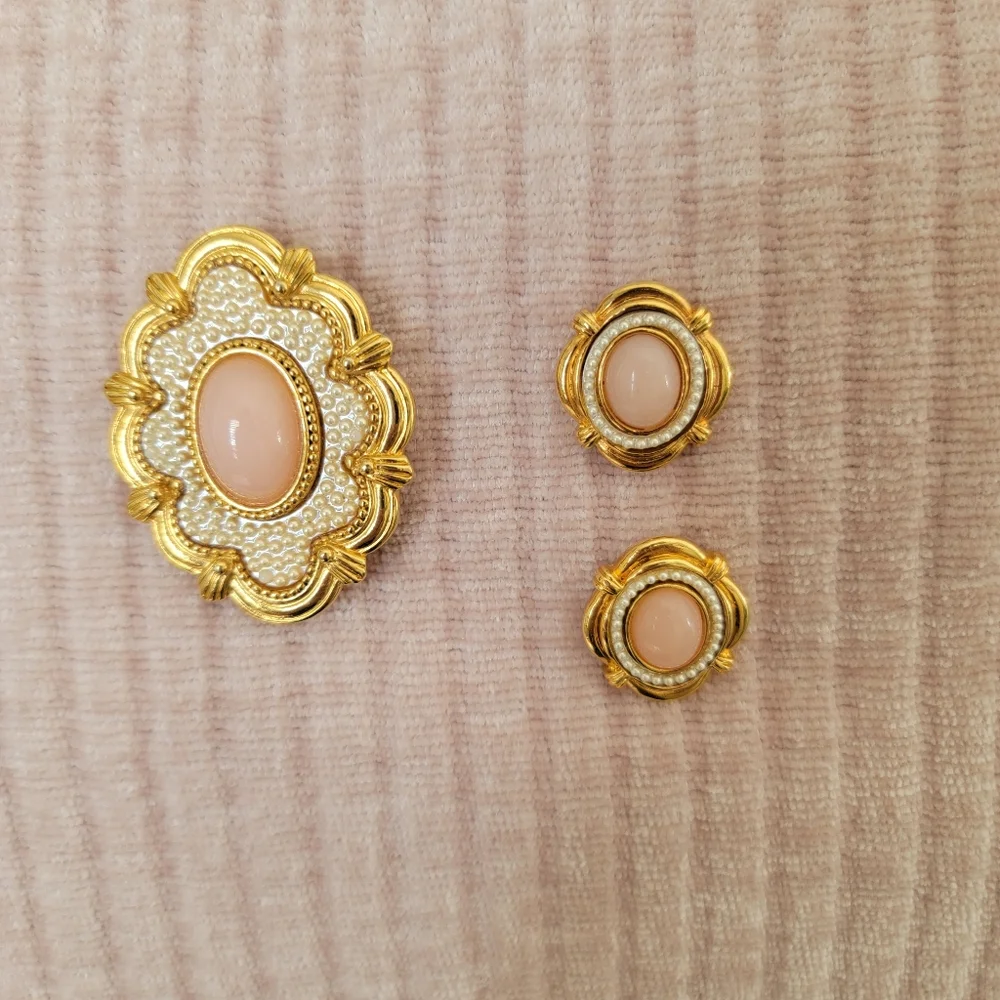 Avon Gold and Cream Brooch Set VTG - Picture 6 of 6